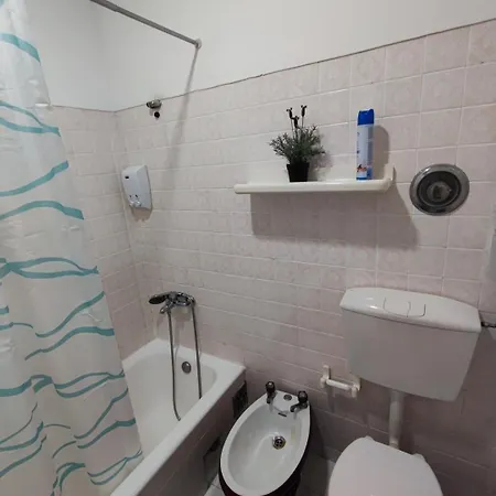 Authentic Lisbon Room With Ac, In Penha De Franca * Lisboa
