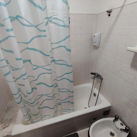 Authentic Lisbon Room With Ac, In Penha De Franca Διαμέρισμα *